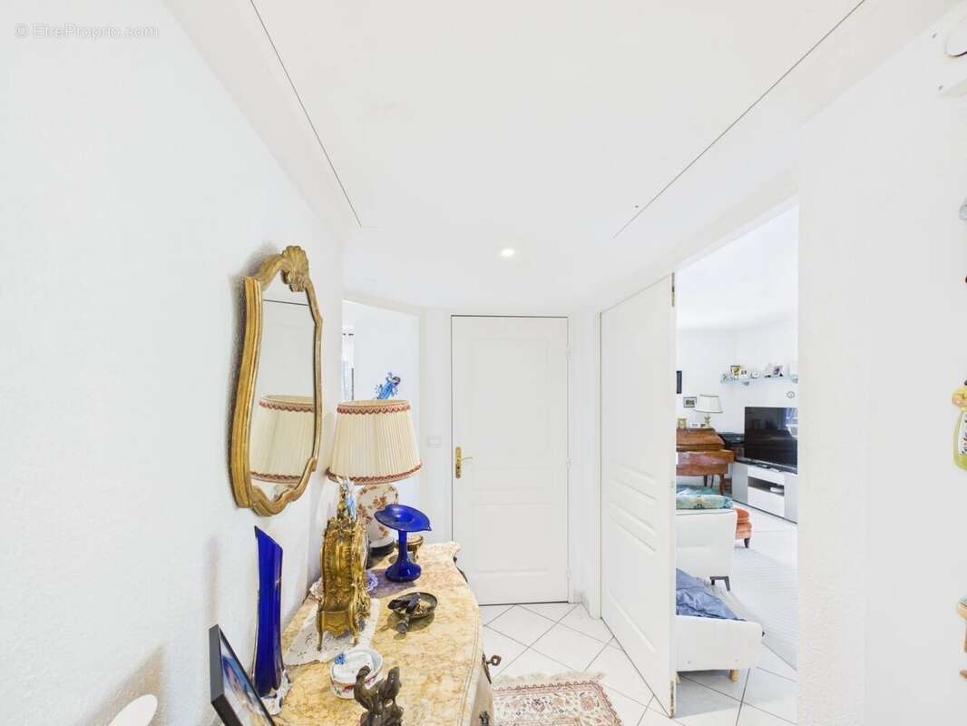 2 pièces d'angle avec vaste terrasse – Quartier Rostagne / Les Pins - photo 6