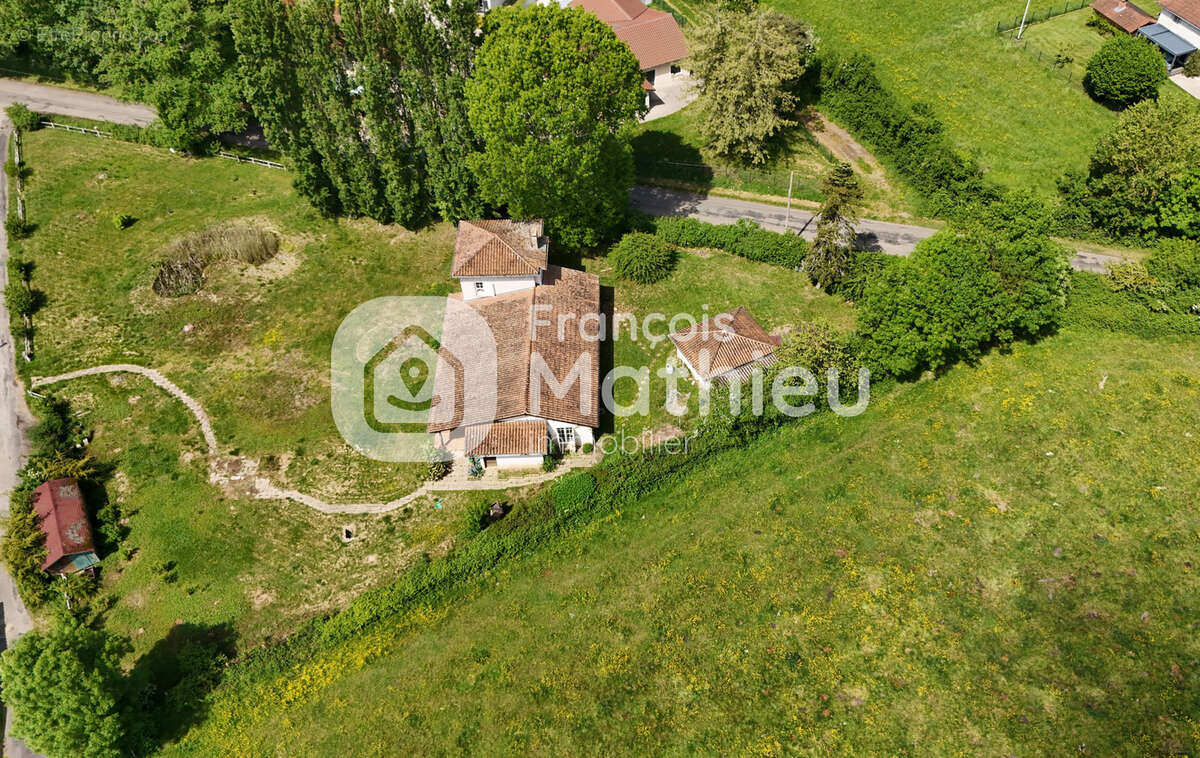 Chatillon-sur-Chalaronne - Maison individuelle d'environ 184 m2 habitables avec garage sur une terrain d'envir - photo 4