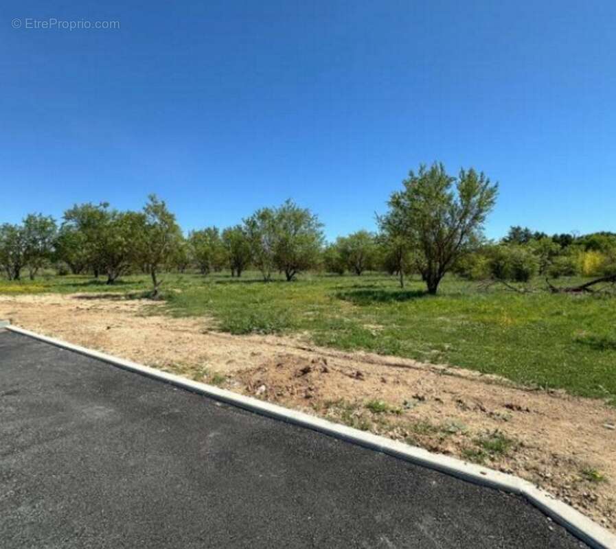 Terrain à CABRIERES-D'AVIGNON