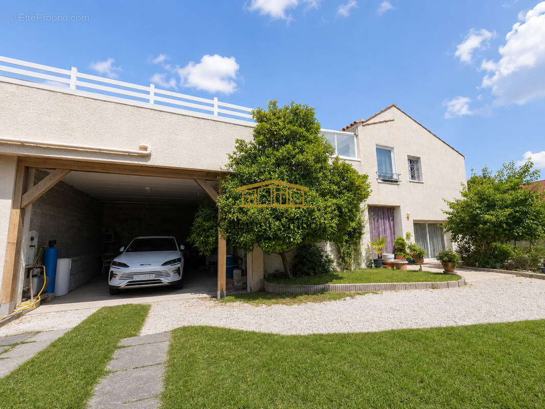 Bâtisse avec annexes et villa sur toît. - photo 12