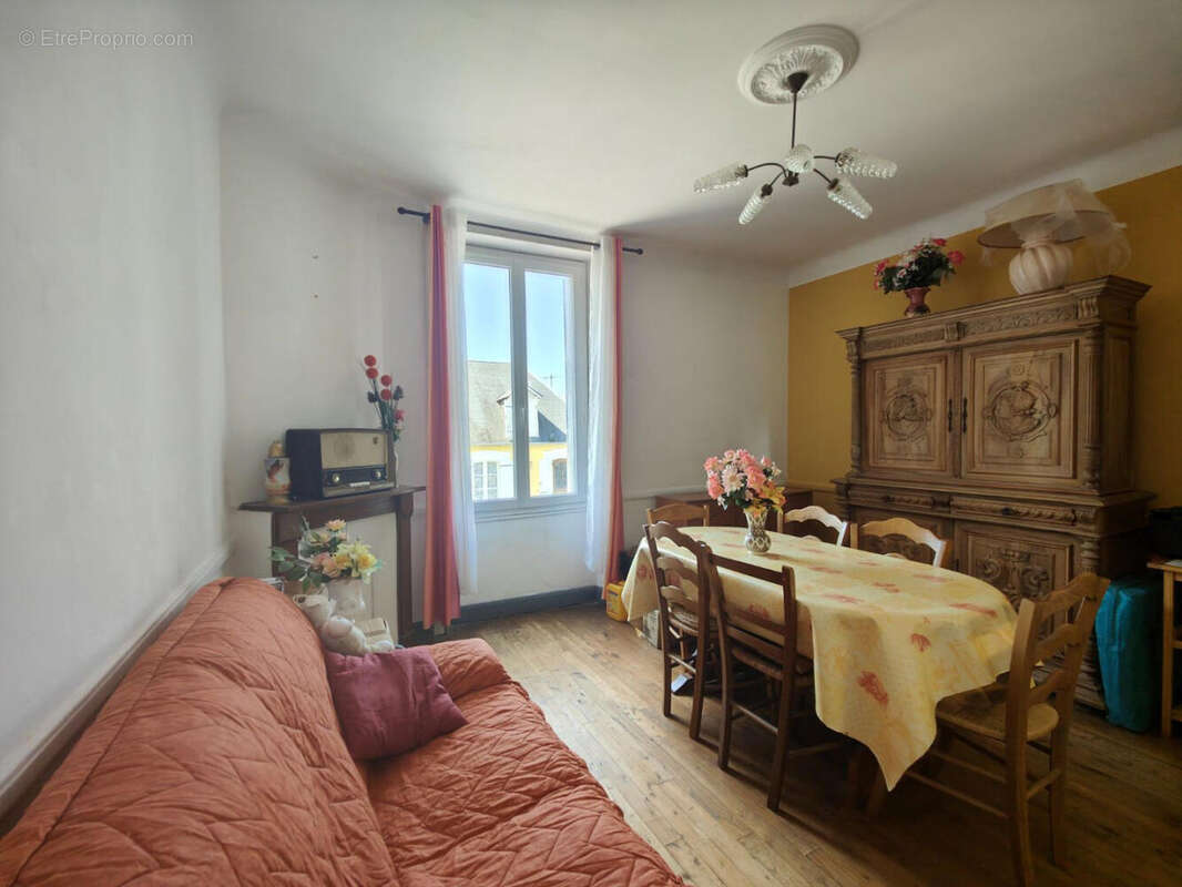 Le salle a manger/chambre - Maison à SAINT-PRIEST-LES-FOUGERES