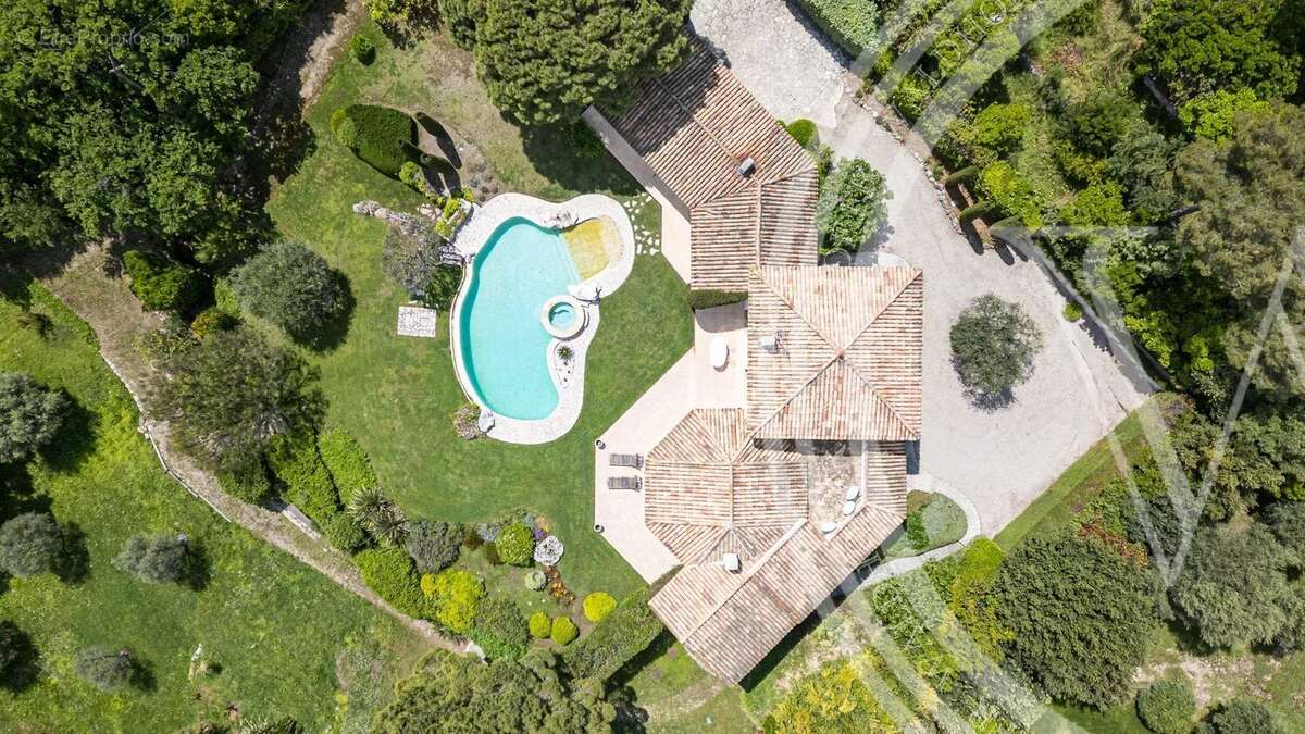 Maison à ROQUEFORT-LES-PINS