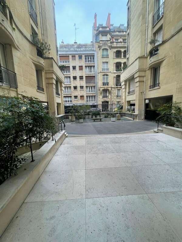 Appartement à PARIS-16E