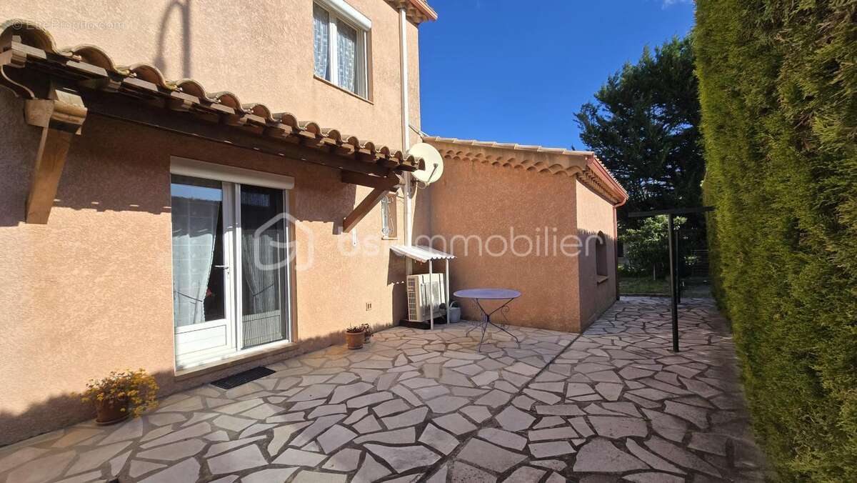 Maison T4 avec panneaux solaires, double garage et jardin - photo 3