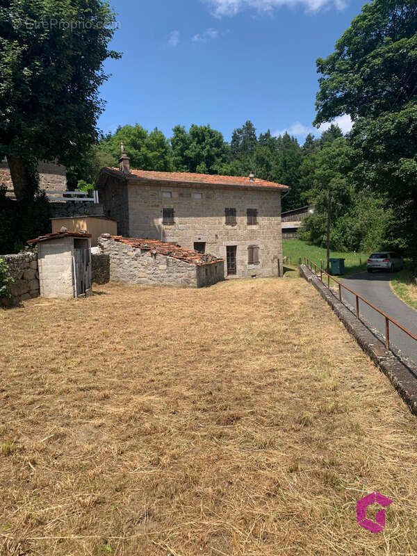 EXCLUSIVITE GTI IMMOBILIER ! Belle bâtisse en pierre avec terrain et dépendance. - photo 3
