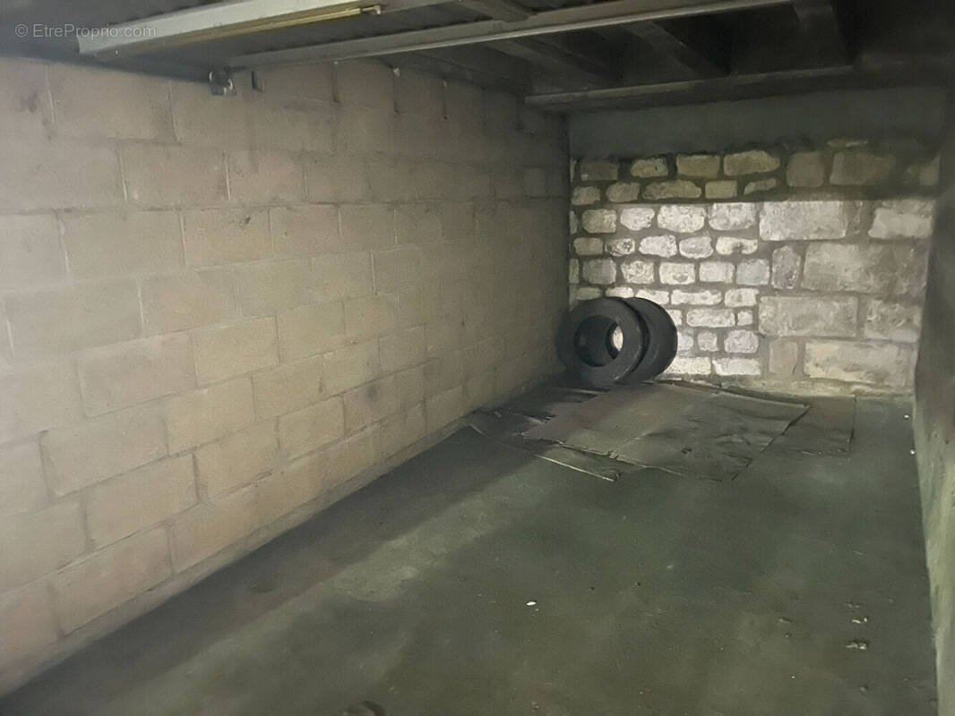 Parking à PARIS-18E