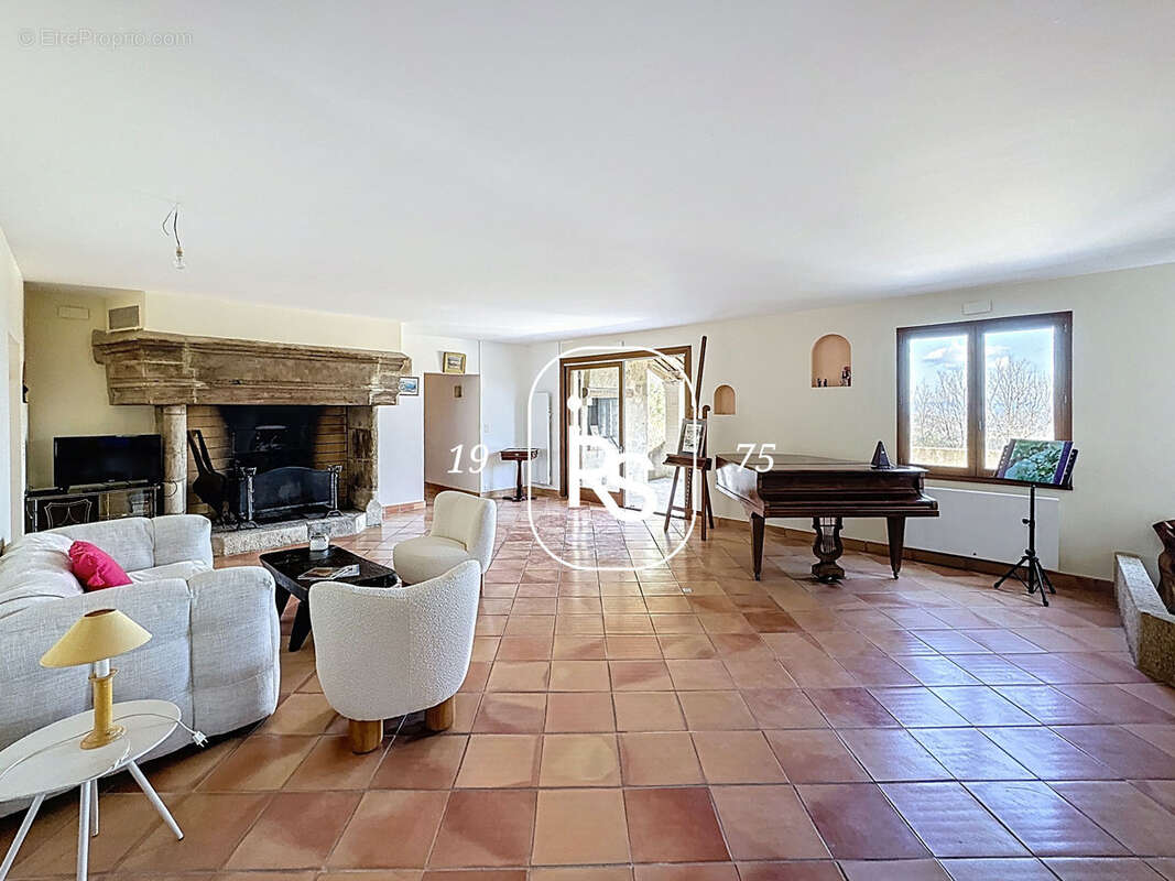 Villa confortable de 204 m2 habitables avec une vue panoramique et 5392 m2 de terrain arboré - photo 6
