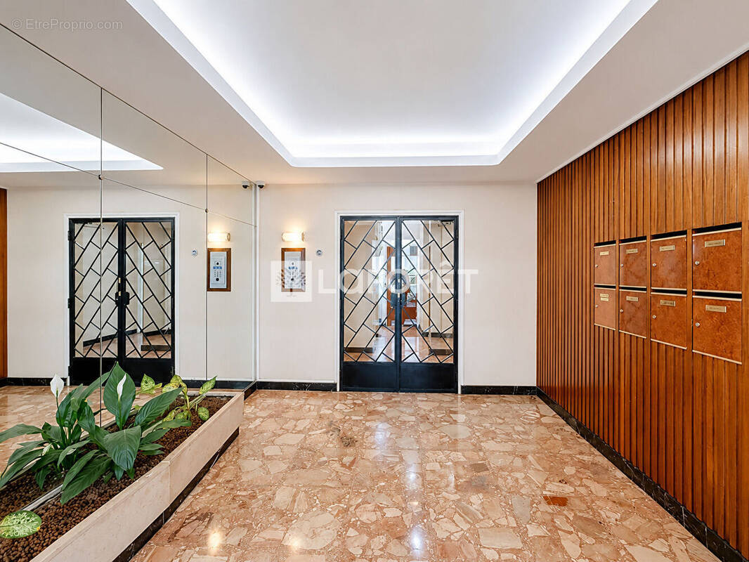 Appartement à PARIS-16E