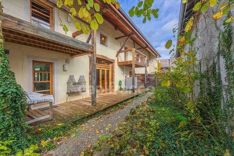 Maison à SAINT-GENIS-POUILLY