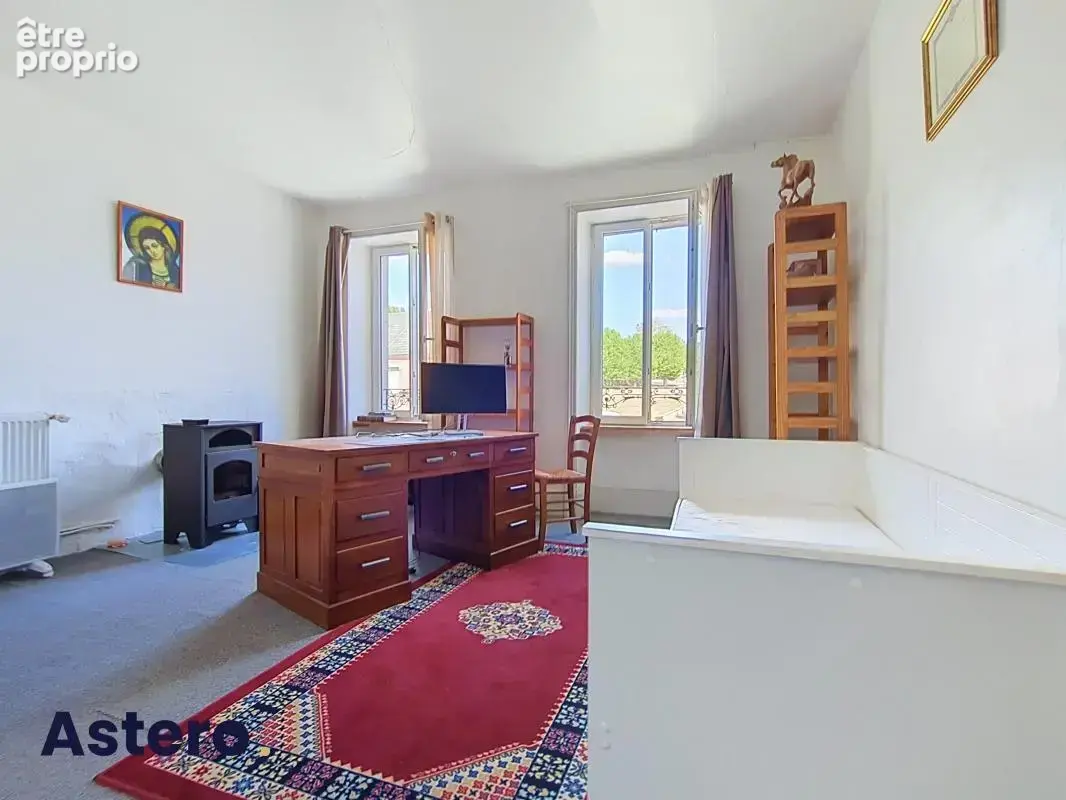 Combrailles (63)-maison de maitre en pierres 211m² renovee-4 chambres-jardin - photo 10