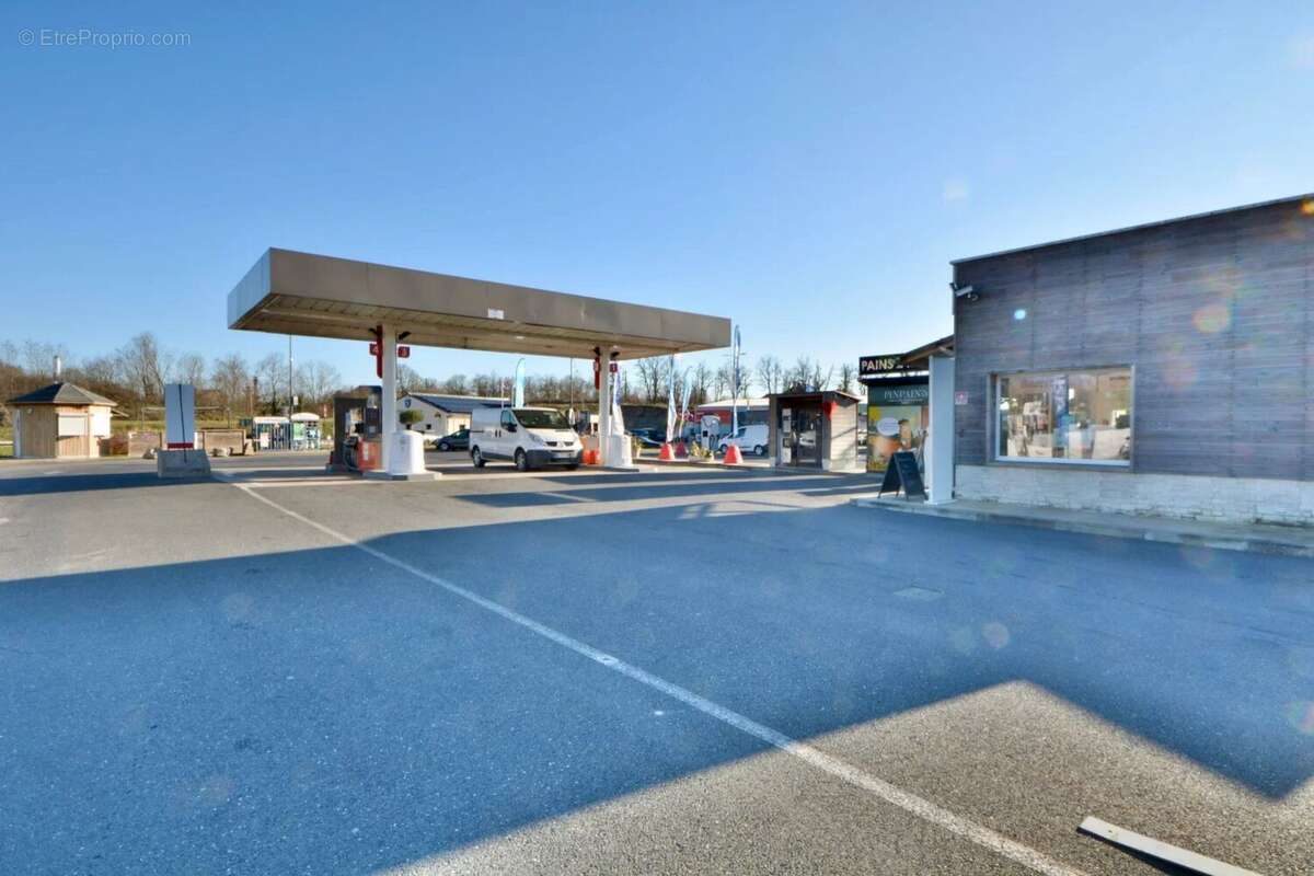 Commerce à NESPOULS