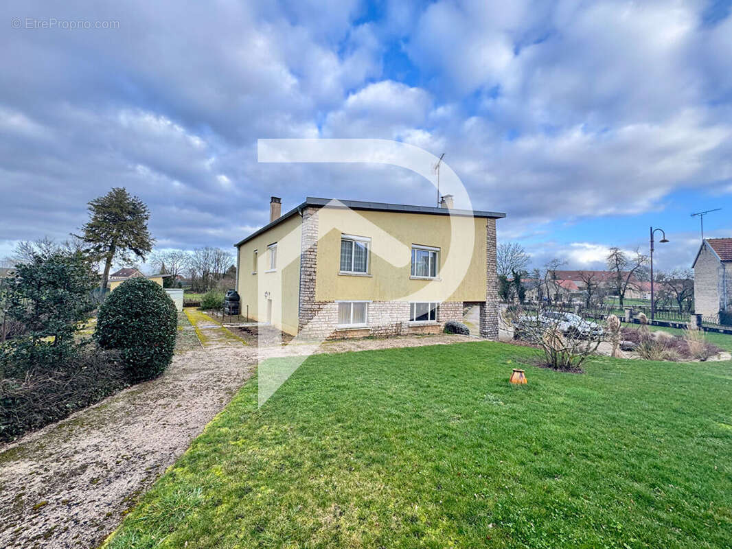 Maison à SEMOUTIERS-MONTSAON