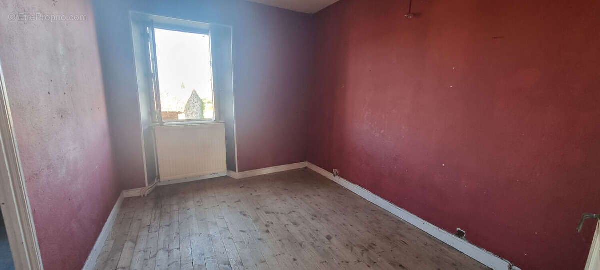 Maison à MONTAIGUT-LE-BLANC