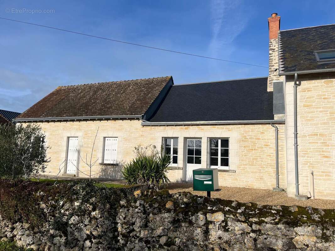 Maison 272 m² à Hommes  - photo 2