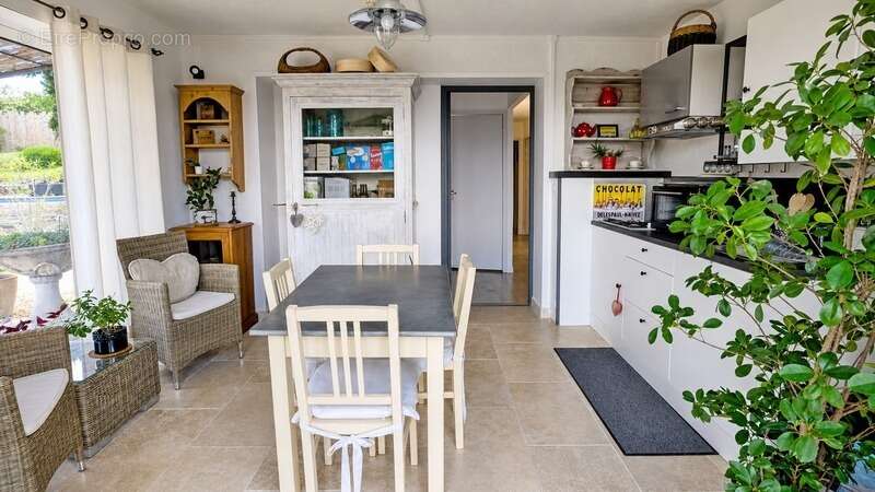 VERNÈGUES - secteur Cazan (13)  Magnifique maison de 190 m² avec vue panoramique & revenus locatifs - photo 8