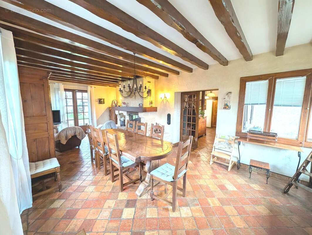 Maison à LES CLAYES-SOUS-BOIS