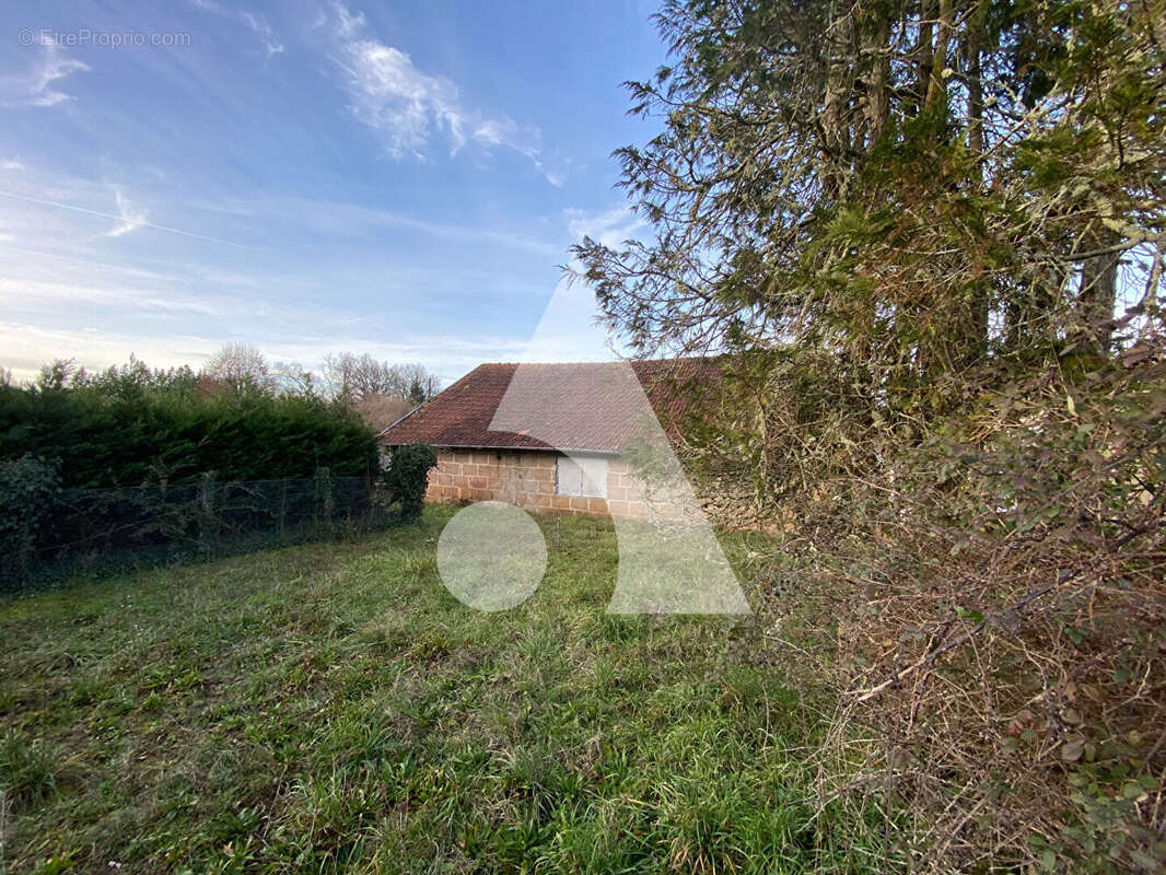 Commerce à LA CLOTTE