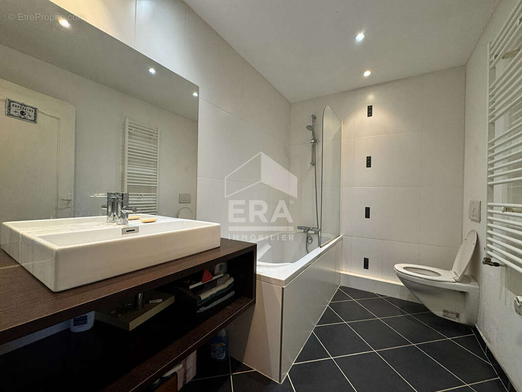 Maison à SAINT-PIERRE-DE-CHIGNAC