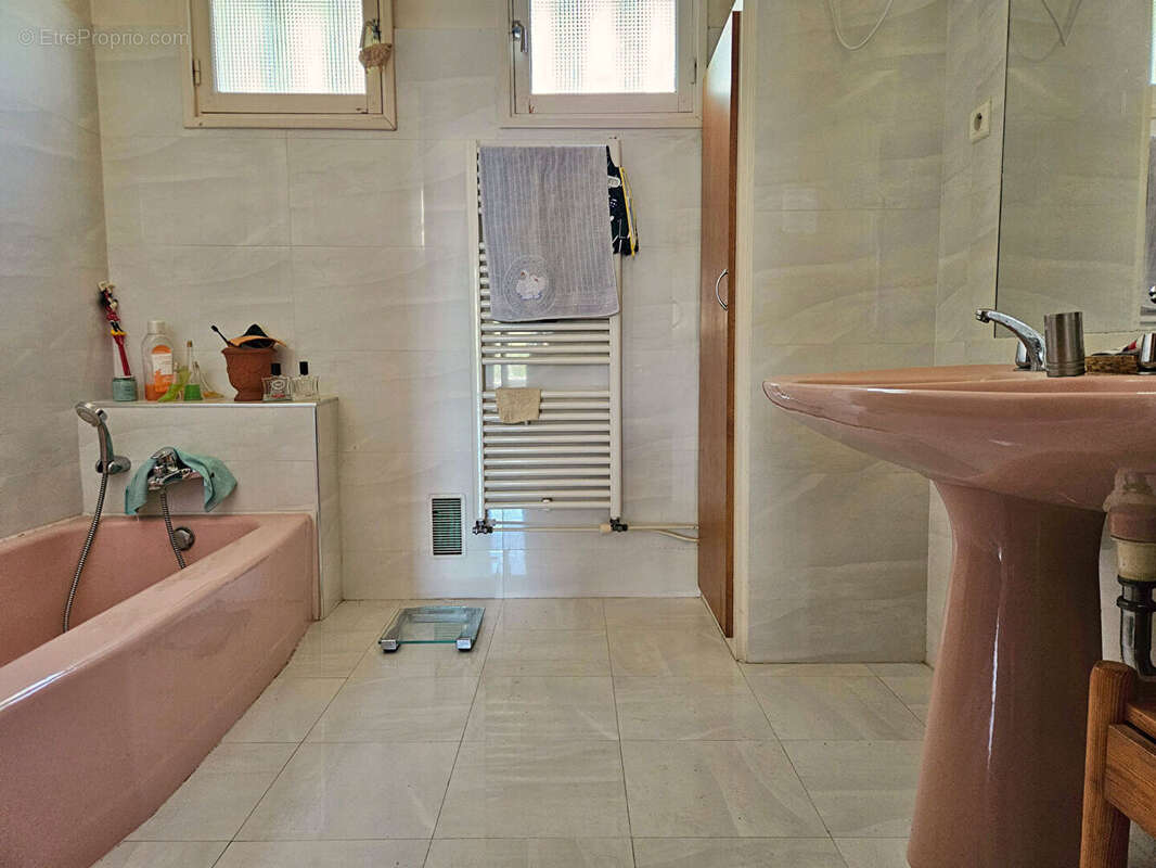 Maison Villeneuve Les Avignon 6 pièce(s) 212 m2 - photo 8