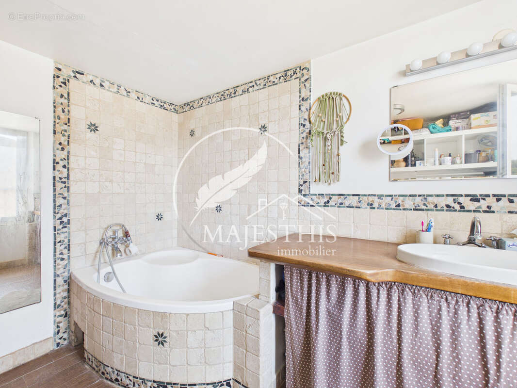 Appartement à SOLLIES-TOUCAS