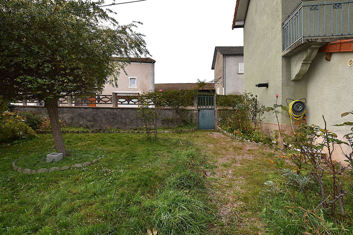 À Montaiguët-en-Forez, agréable maison de village avec  dépendance et un terrain arboré. - photo 9