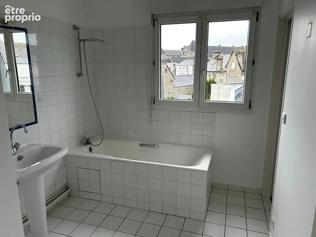 Appart T3 - Vues dégagées, 3ème et dernier étage avec ascenseur, garage. - photo 7