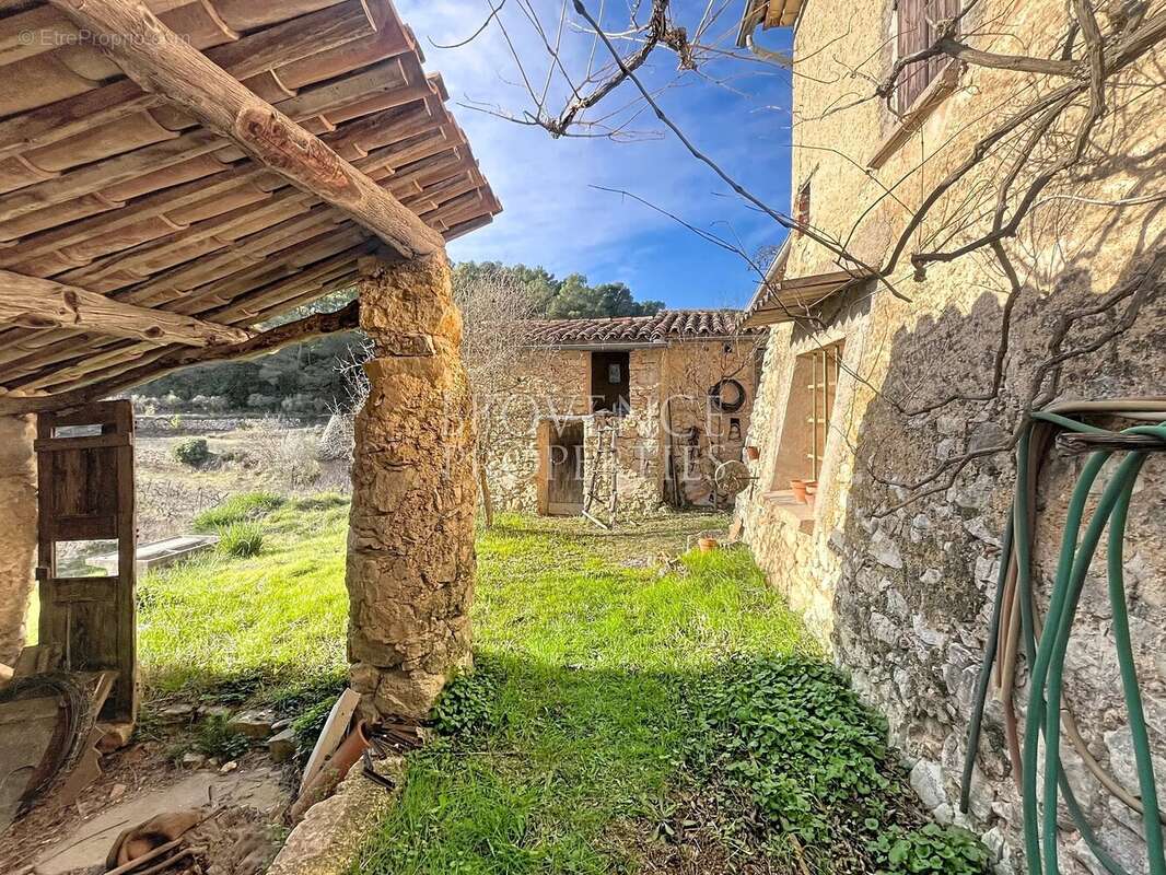 Maison à COTIGNAC
