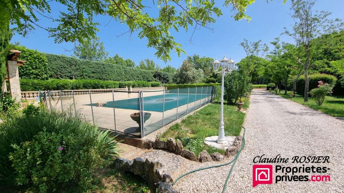 Besse Sur Issole Propriété 9 pièce(s) 237 m2 piscine terrain clos - photo 4
