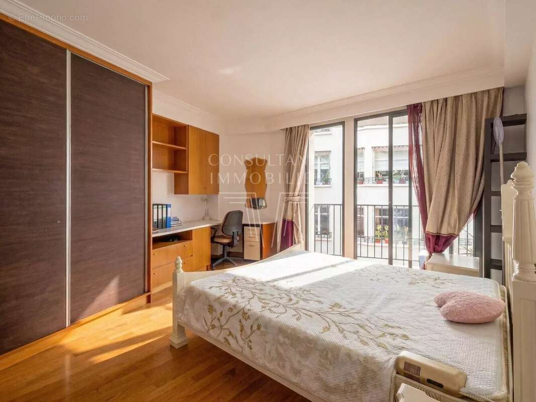 Appartement à PARIS-16E