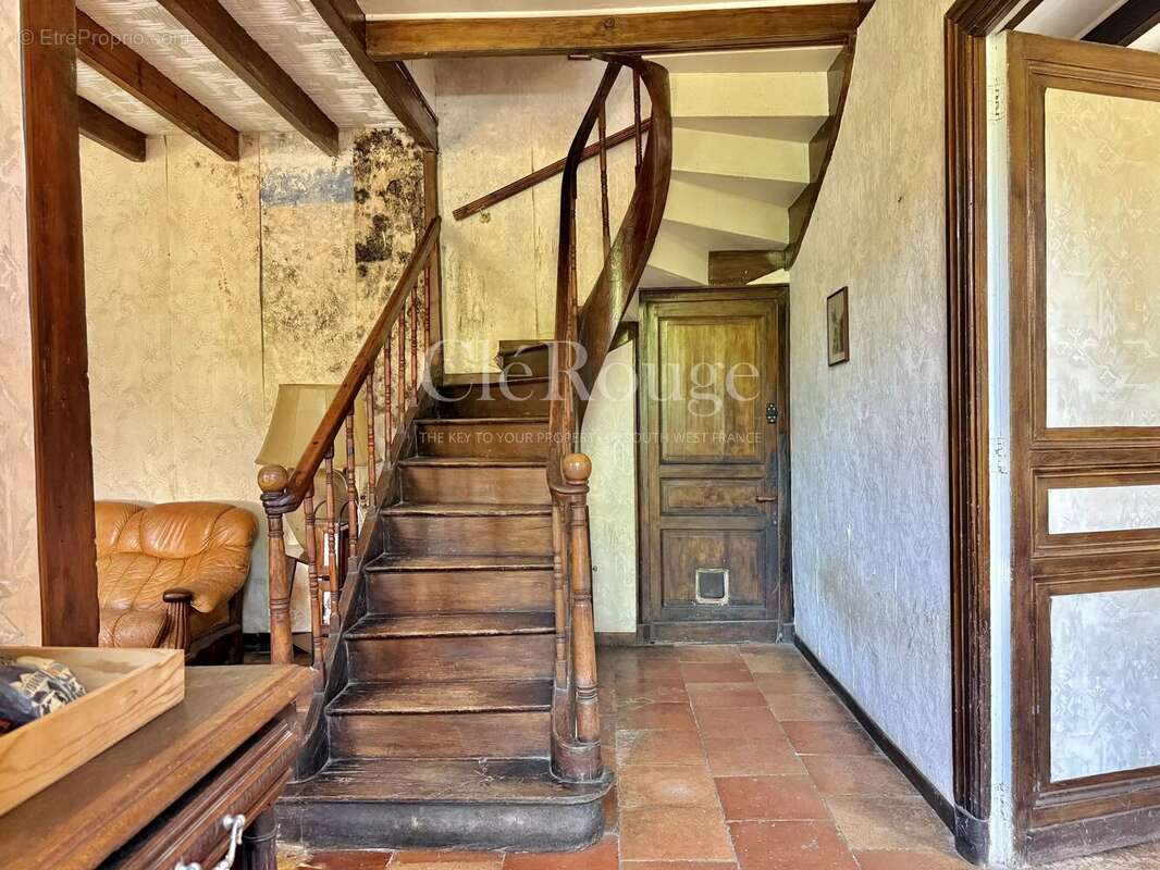 Monségur - Maison familiale de 5 chambres à rénover - photo 3