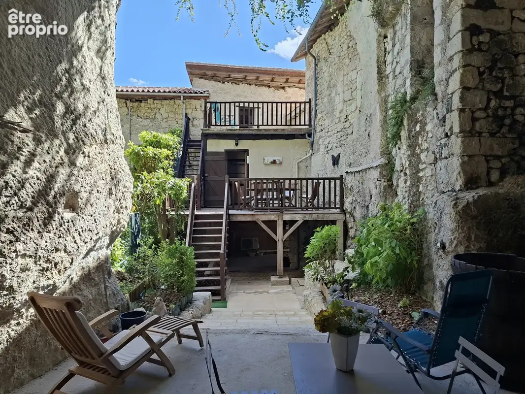 Maison de village magnifiquement préservée, située dans un village classé et offrant une vue panoramique. - photo 18