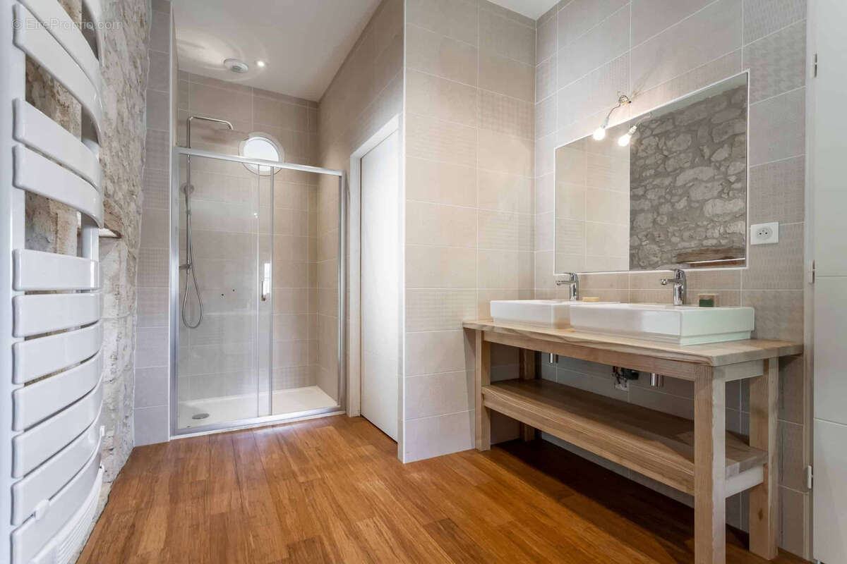 Stone property with renovation project - photo 19