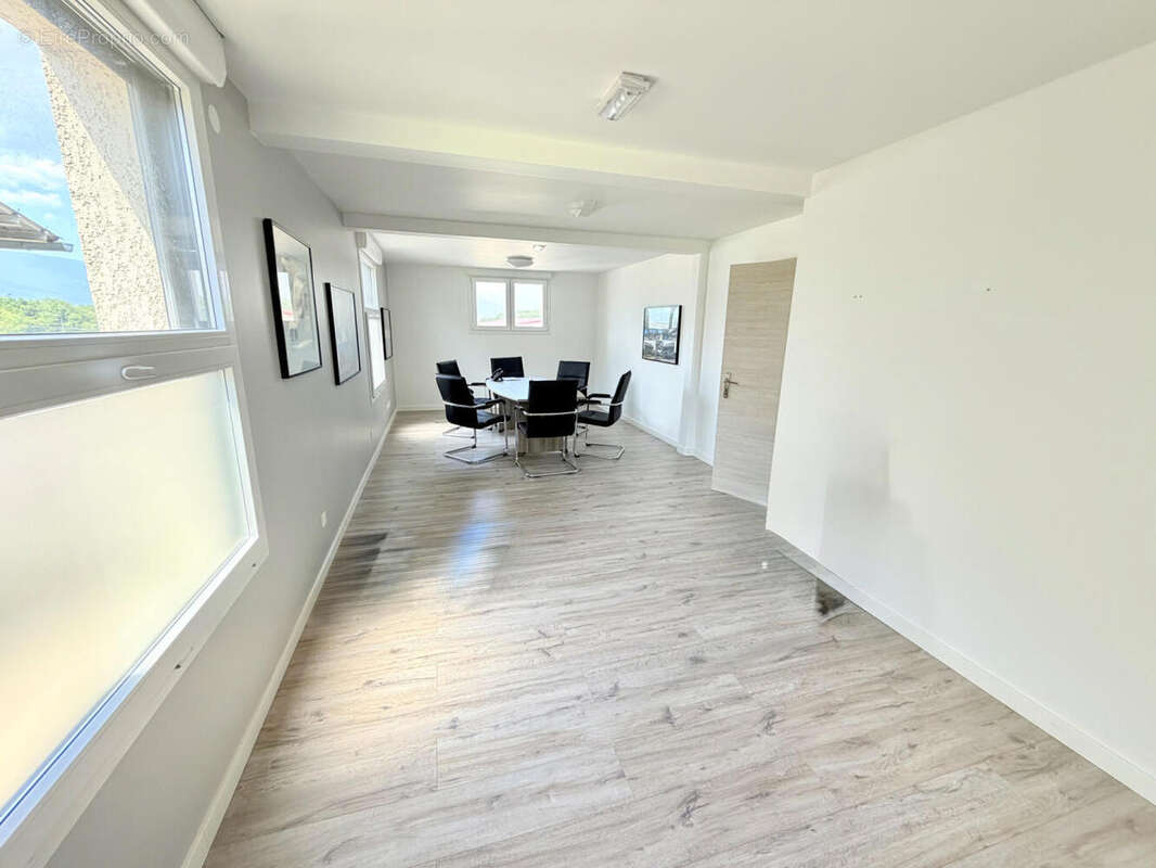 salle de réunion + - Commerce à VULBENS