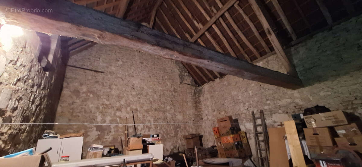 Maison à LAROCHE-SAINT-CYDROINE