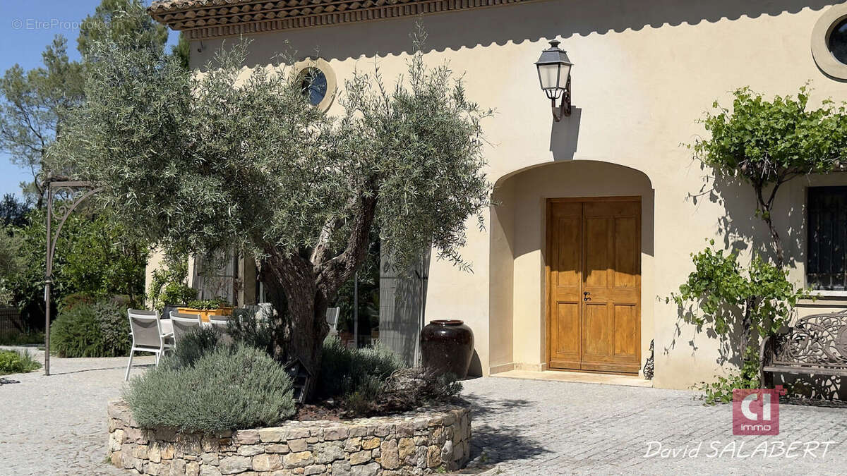 Le Thoronet - Propriété de 195 m² avec vaste réception, dépendance et sous-sol - photo 3