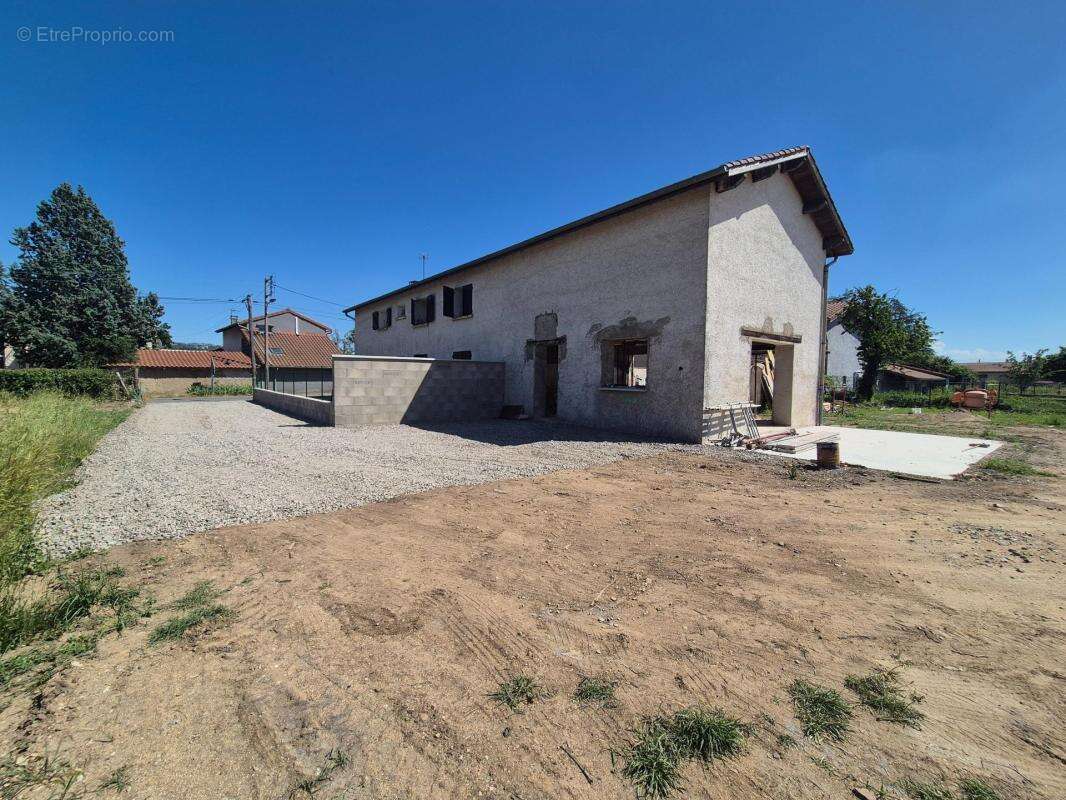 Appartement à VEAUCHE