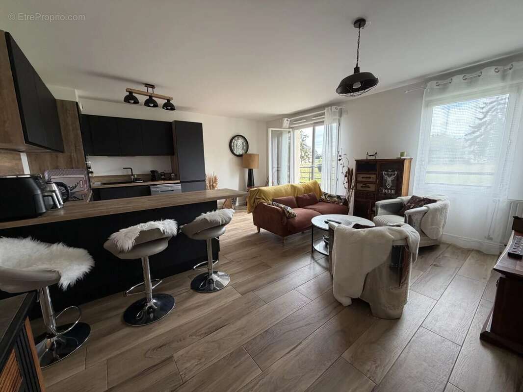 Appartement à LE MESNIL-SAINT-DENIS