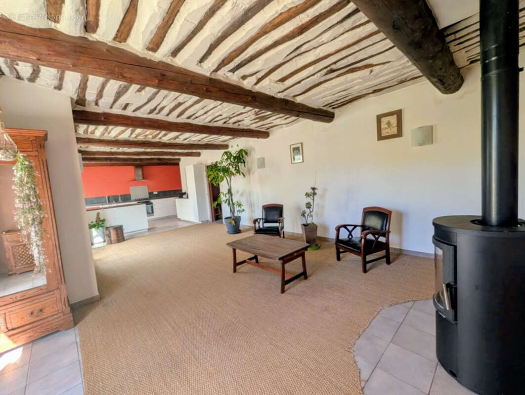 Maison à ENTRAIGUES-SUR-LA-SORGUE