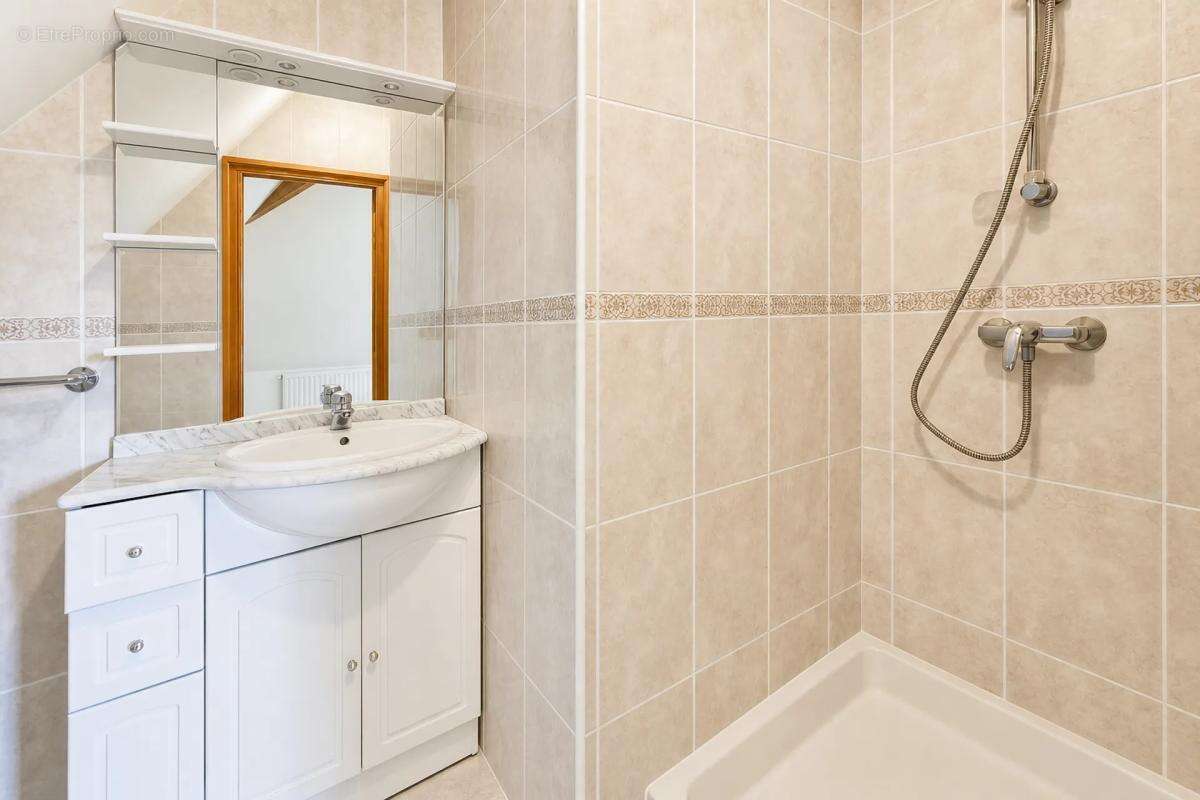 Maison 8 pièces spacieuse à Sainte-Foy-de-Longas - photo 12