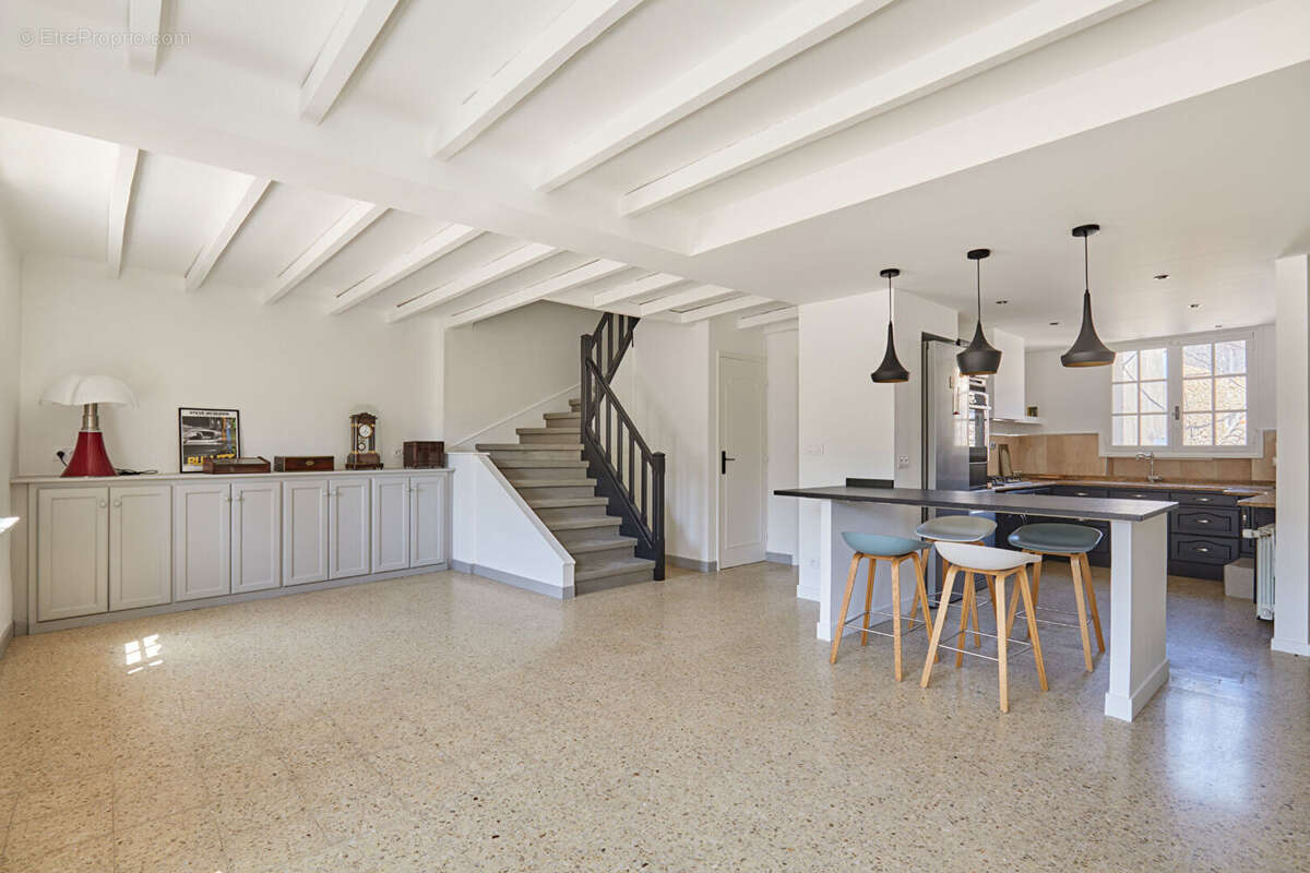 ALLEINS, Maison de caractère en pierre avec fort potentiel d'habitation et de rentabilité locative - photo 4