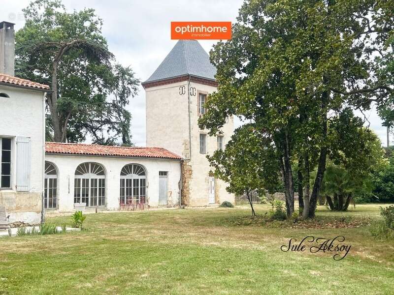 Vente Domaine - Ensemble immobilier du XIXe de 2 bâtiments avec tours, idéal gîtes et chambres d'hôtes - photo 3