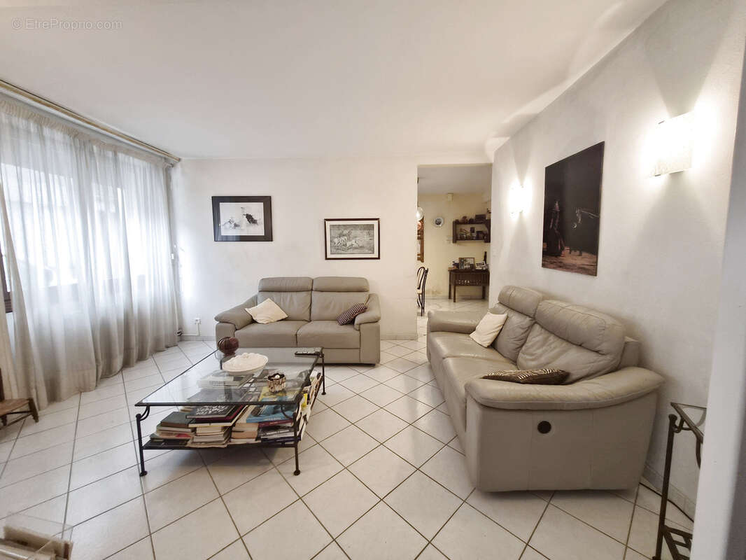 Maison de caractère avec grand terrain, piscine et dépendances - photo 5