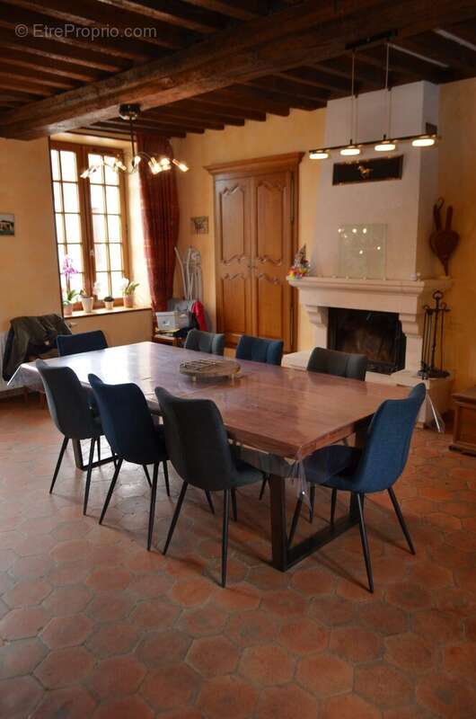 Salle à manger avec cheminée - Maison à ALENCON