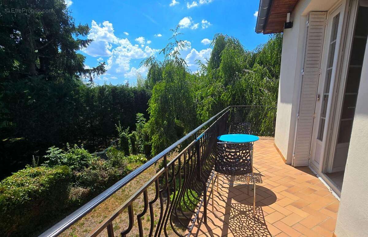 Maison à CREUZIER-LE-VIEUX