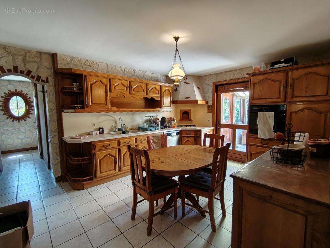 Maison de caractère sur un terrain de 10 816 m² - photo 4
