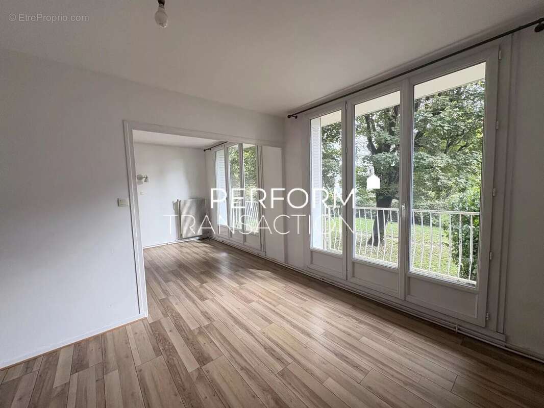 Appartement à SAINT-MARTIN-D'HERES