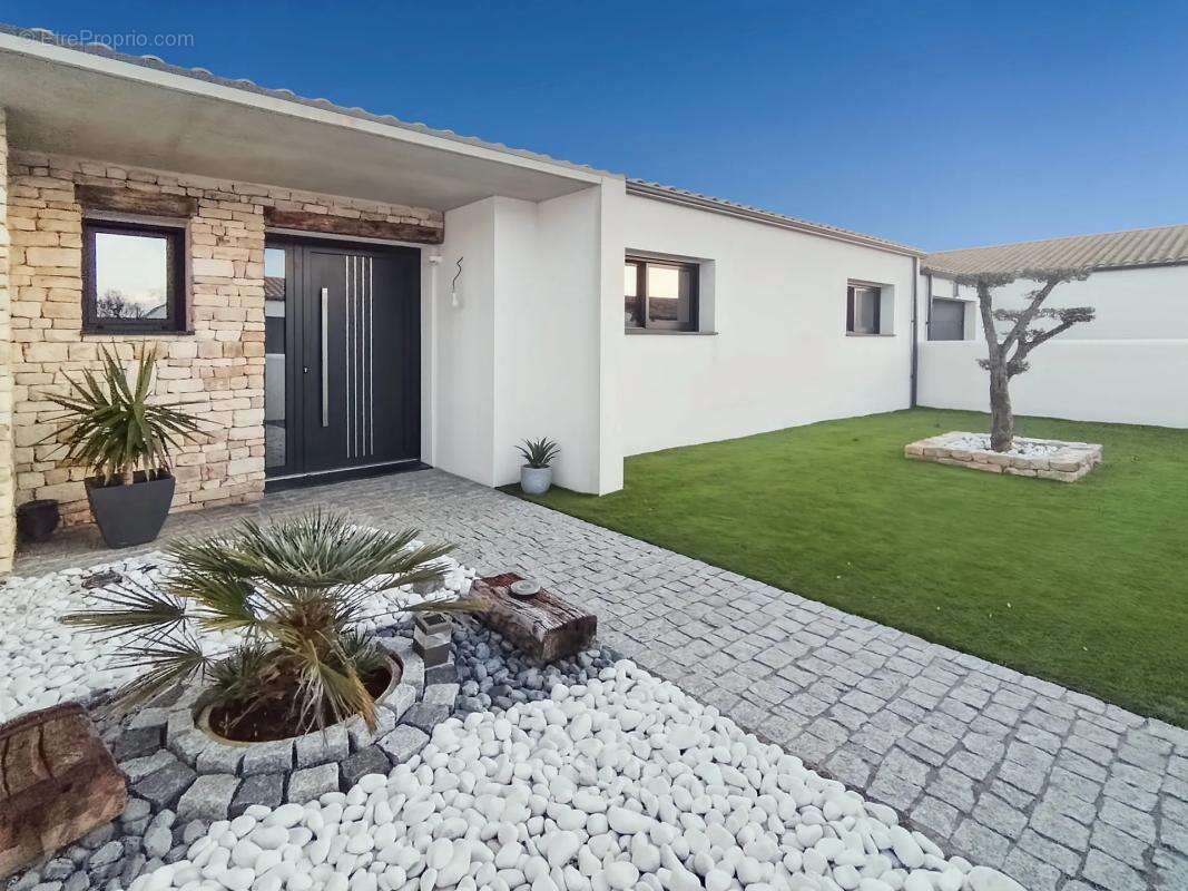 Maison à SAINT-SAUVEUR-D'AUNIS