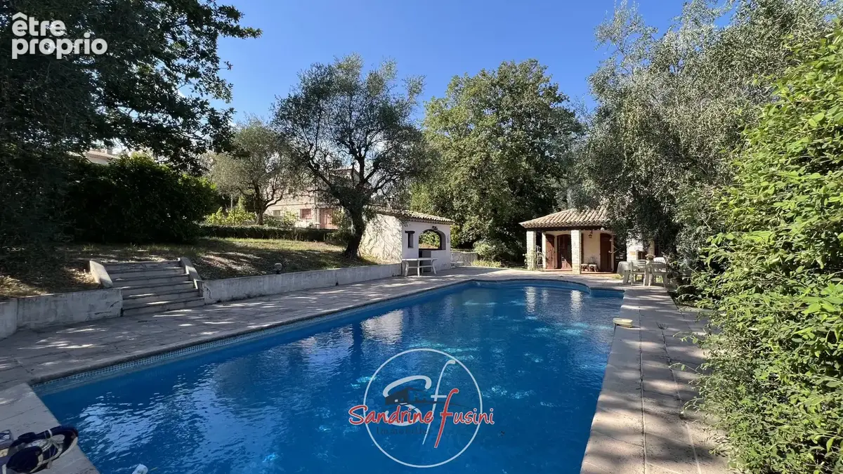 Villa de caractere - beaux volumes - piscine et terrain - photo 15