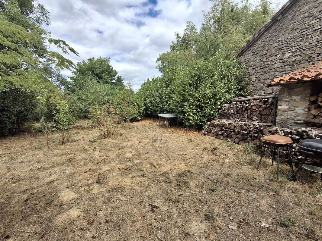 Charmante maison de caractère en pierre avec jardin dans un hameau paisible - photo 2
