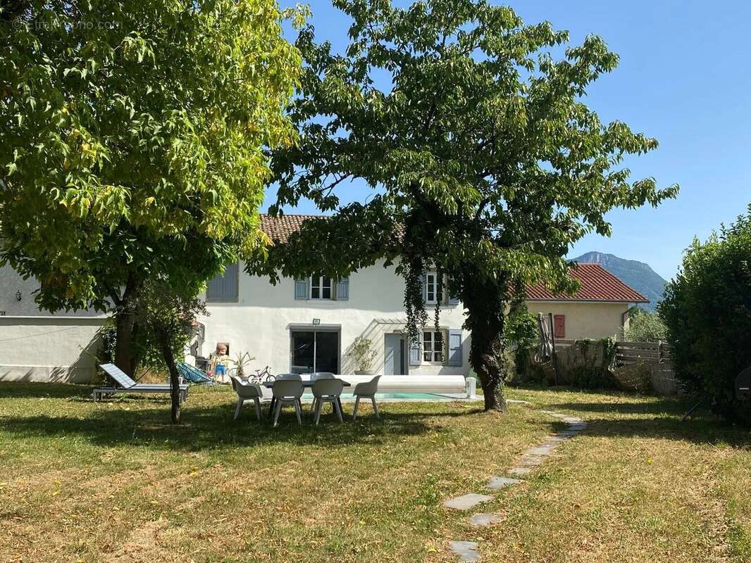 Maison à VEUREY-VOROIZE